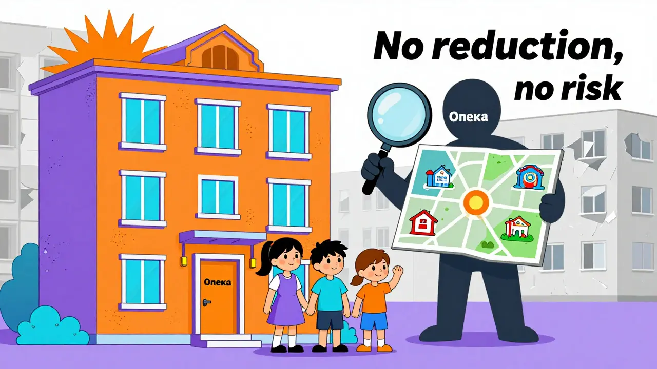 Семья перед новой квартирой, за ней — опека с лупой, проверяющая близость школы и поликлиники.